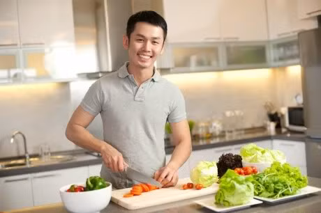 Nếu có thể, bạn hãy tự tay vào bếp chuẩn bị các món ăn hoặc làm bánh, socola trong ngày Valentine.