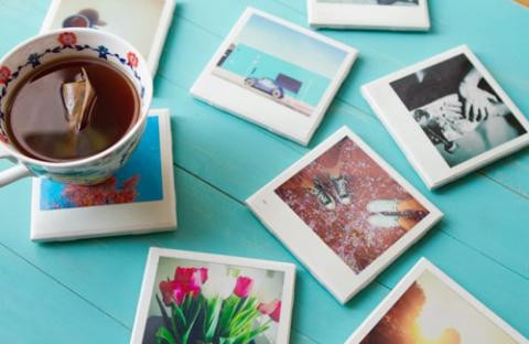 Nếu băn khoăn về quà Valentine ý nghĩa, bạn có thể tặng nửa còn lại những tấm ảnh kỉ niệm của hai người trong suốt thời gian bên nhau. Chi phí cho việc in những tấm ảnh màu khá ít, chỉ từ 2 - 5.000 đồng/tấm (tùy kích thước). Mua vài khung ảnh hoặc quyển album nhỏ để ảnh, bạn đã có một món quà độc đáo.