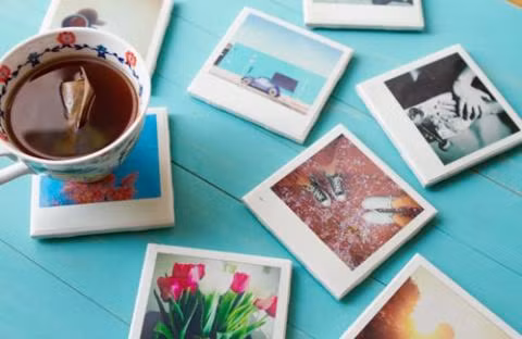 Nếu băn khoăn về quà Valentine ý nghĩa, bạn có thể tặng nửa còn lại những tấm ảnh kỉ niệm của hai người trong suốt thời gian bên nhau. Chi phí cho việc in những tấm ảnh màu khá ít, chỉ từ 2 - 5.000 đồng/tấm (tùy kích thước). Mua vài khung ảnh hoặc quyển album nhỏ để ảnh, bạn đã có một món quà độc đáo.