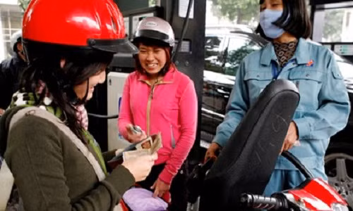 Gia xang dau the gioi giam sau, gia trong nuoc van... ngat nguong