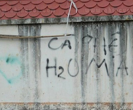 Tận dụng tường gạch quảng cáo... quán cà phê, "nước" mía.