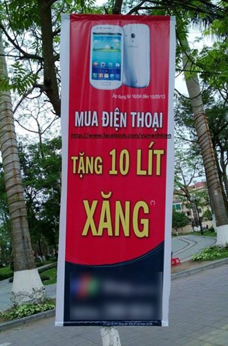 Một kiểu khuyến mại đặc biệt, mua điện thoại tặng 10 lít xăng.
