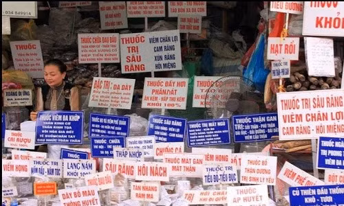 Một cửa hàng bán các loại thuốc giá truyền trị nấm, thuốc sâu răng, dạ dày... Để gây sự chú ý, thậm chí chủ cửa hàng chăng cả một "rừng" biển quảng cáo sản phẩm.