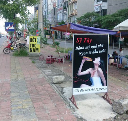 Biển quảng cáo của quán bánh mì dùng chiêu thu hút sự chú ý của khách hàng.
