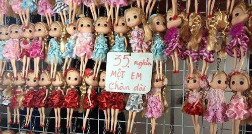 Biển báo giá hài hước của cửa hàng bán búp bê.