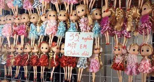 Biển báo giá hài hước của cửa hàng bán búp bê.