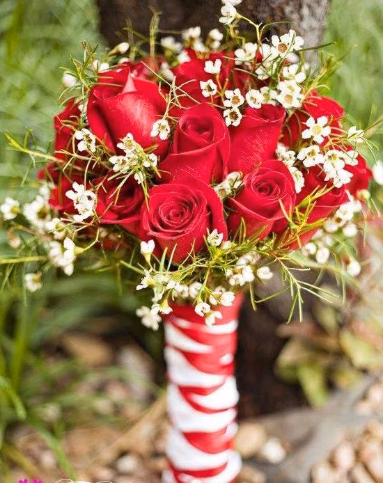 Với các loại hoa hồng nhập khẩu như hồng Ecuador màu đỏ có giá trung bình từ 70.000 - 80.000 đồng/bông, bạn có thể chọn được bó từ 1-2 bông cùng 1-2 loại hoa bó kèm đặc sắc khác. Một bó hoa hồng nhập ngoại mới mẻ mà vẫn ở mức tiền 300.000 đồng cho phép.