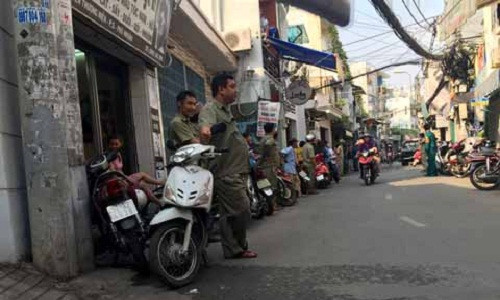 Lực lượng chức năng bao vây bên ngoài căn nhà nghi có trùm ma túy đang ẩn nấu.