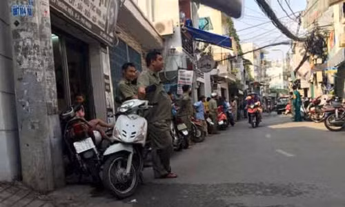 Lực lượng chức năng bao vây bên ngoài căn nhà nghi có trùm ma túy đang ẩn nấu.