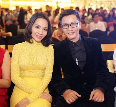 Dù không tiết lộ nhiều về thân thế gia đình vợ, nhưng nam ca sĩ Hoàng Bách không phủ nhận thông tin bà xã là con gái cưng của một sếp lớn miền Tây.