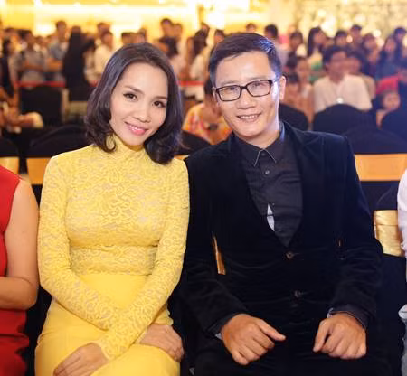 Dù không tiết lộ nhiều về thân thế gia đình vợ, nhưng nam ca sĩ Hoàng Bách không phủ nhận thông tin bà xã là con gái cưng của một sếp lớn miền Tây.