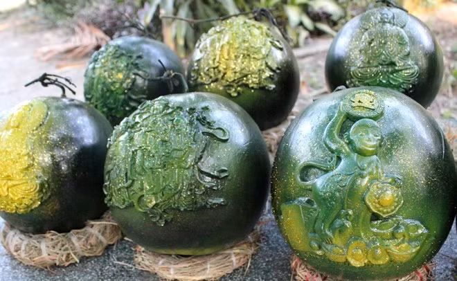 Dưa hấu đắp phù điêu do một họa sĩ Trần Phong (tỉnh Kiên Giang) sáng tạo được xem là sản phẩm lạ mắt năm nay. Dưa hấu hình khỉ được bán với giá 250.000-350.000 đồng/quả (tùy thuộc vào trọng lượng). Ảnh: Zing.