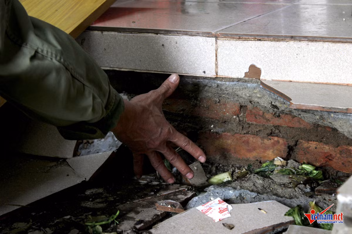 Có chỗ nền nhà lún sâu gần 50cm.