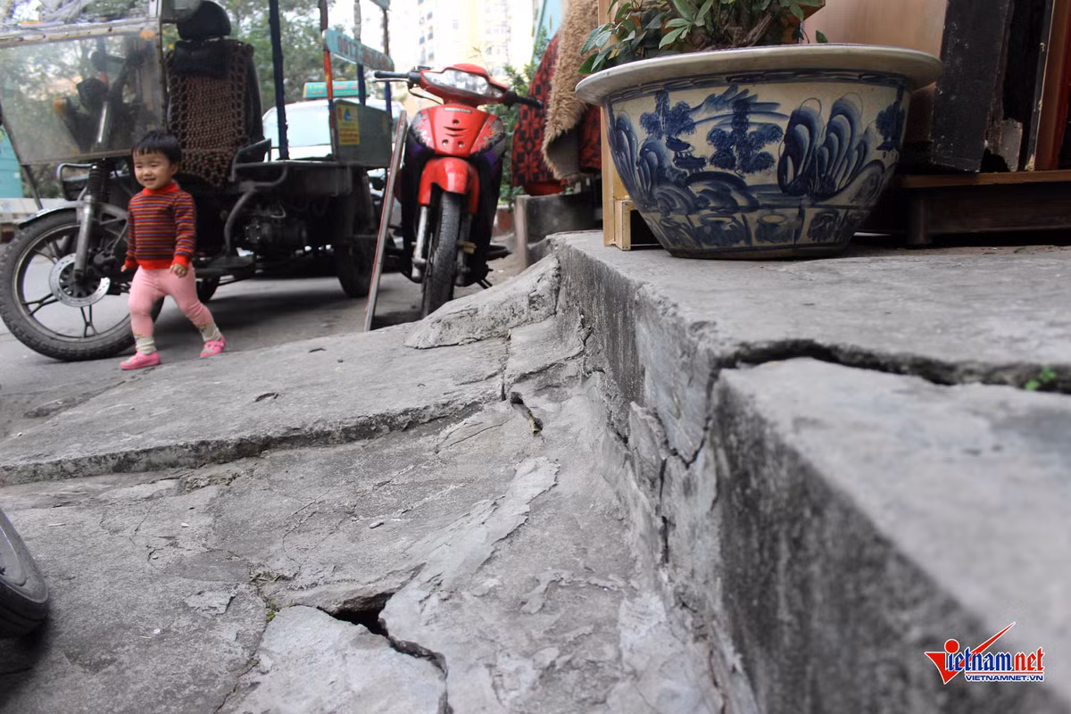 Khu vực vỉa hè những nhà xung quanh cũng xuất hiện sụt lún, các vết nứt ngày một nhiều.