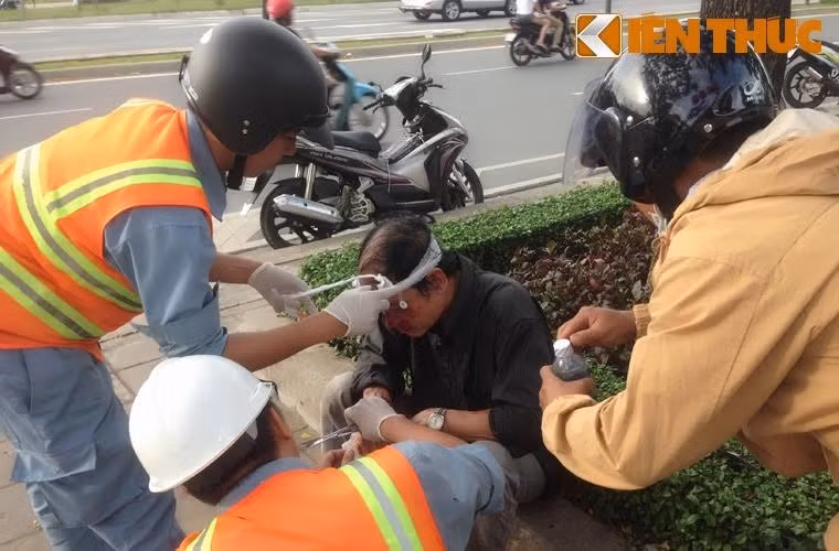 Thậm chí có người đi đường đã đã dừng lại thăm hỏi, mua nước suối cho nạn nhân uống, rồi tự nguyện gọi giúp người nhà nạn nhân, khiến ai đi ngang chứng kiến cũng vô cùng cảm động.