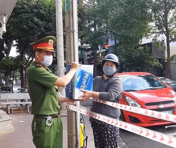 Ben trong khu phong toa COVID-19 o Dak Lak-Hinh-2