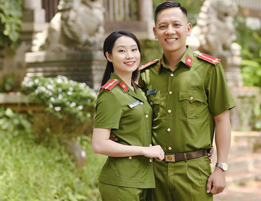 "Chờ hết dịch COVID-19 rồi ta sẽ cưới nhau vợ nhé!" Trung úy Bùi Thanh Hưng và thiếu úy Trương Thị Hòa quyết định hoãn lại đám cưới để phòng, chống dịch COVID-19.