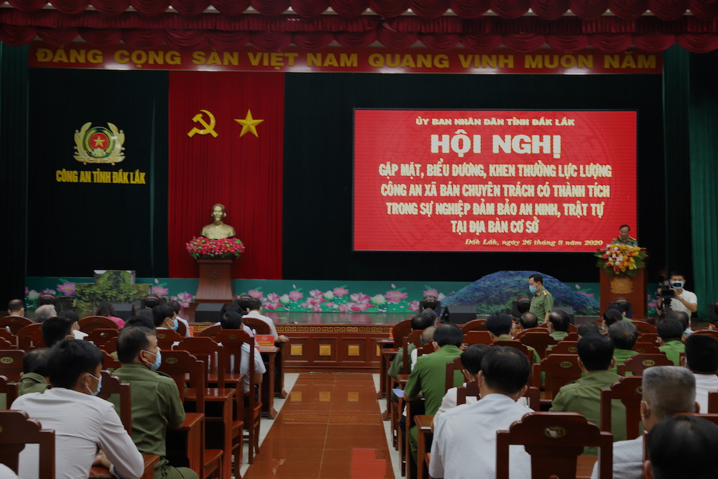 Khen thuong hang nghin cong an xa ban chuyen trach o Dak Lak-Hinh-2