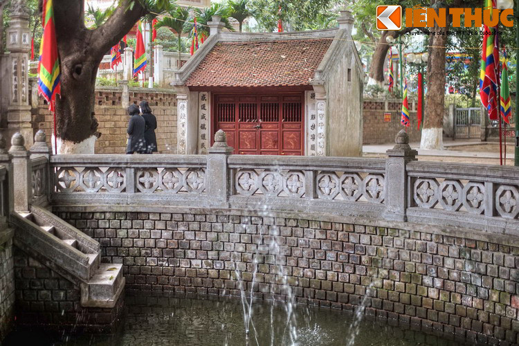 Nằm ở nền đất thấp hơn, đối diện với lối đi chính có một giếng nước mang ý nghĩa tụ thuỷ tụ phúc, là nơi xưa kia dùng lấy nước cúng. Đây cũng là công trình tôn thêm vẻ đẹp cảnh quan của đền.