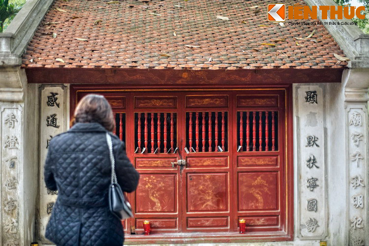 Theo sử sách, đền được lập từ thời Lý Thái Tông (1028-1054) trên địa phận làng Thủ Lệ. Đền thờ hoàng tử Linh Lang, theo chính sử là con vua Lý Thái Tông, còn theo truyền thuyết là con của Long Quân, người có công trong cuộc kháng chiến chống quân xâm lược nhà Tống.