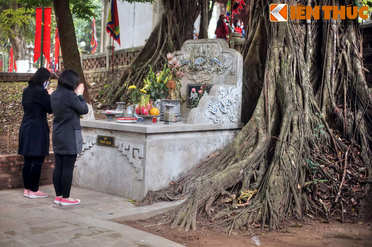 Lễ hội chính của đền Voi Phục diễn ra vào ngày 9 và 10 tháng hai Âm lịch. Từ xa xưa, lễ hội này đã được tổ chức theo nghi thức quốc lễ với các đoàn khách hành hương đến từ nhiều địa phương quanh Hà Nội.