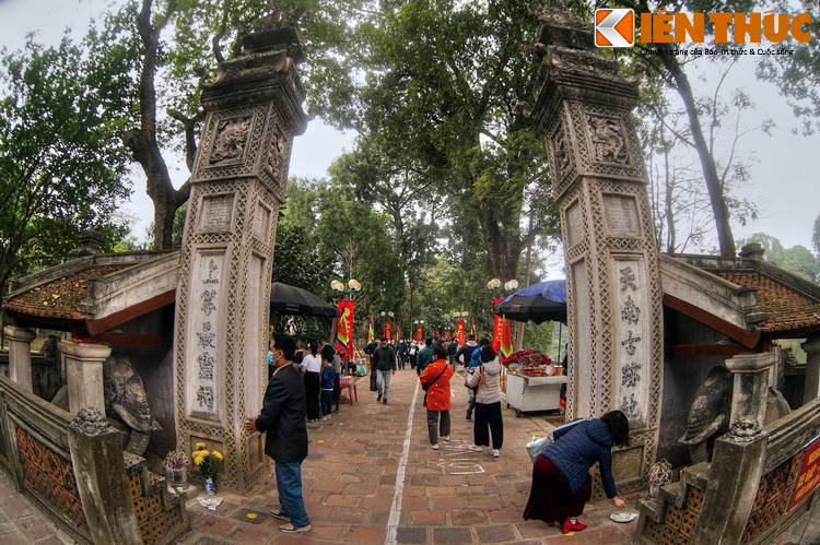 Tọa lạc tại số 362 phố Kim Mã, cạnh công viên Thủ Lệ, đền Voi Phục là ngôi đền trấn giữ hướng Tây trong bốn ngôi đền thuộc Thăng Long Tứ trấn của kinh thành Thăng Long xưa.