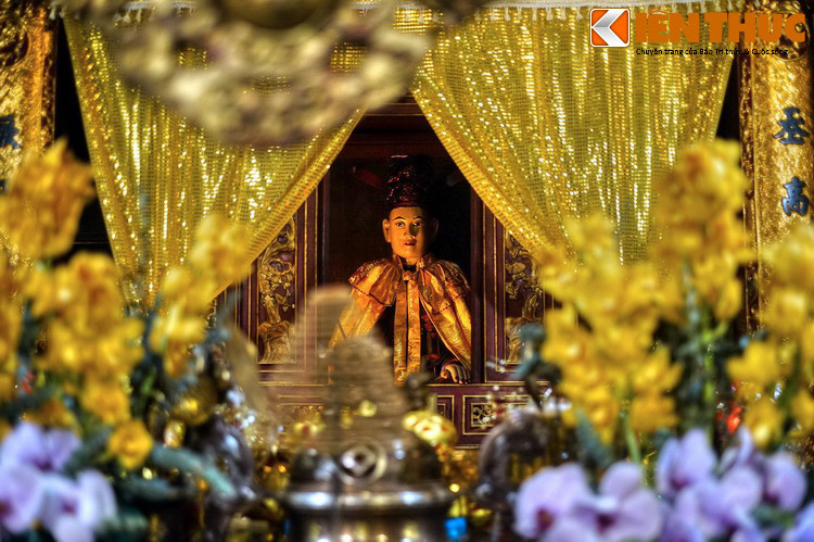 Không gian thờ tự trong đền được bài trí tôn nghiêm. Ngoài các pho tượng thờ được tạo tác sinh động còn có nhiều hoành phi, câu đối, nhang án, long ngai, cửa võng bát bửu cùng các đồ tế khí đều được sơn son thếp vàng lộng lẫy.