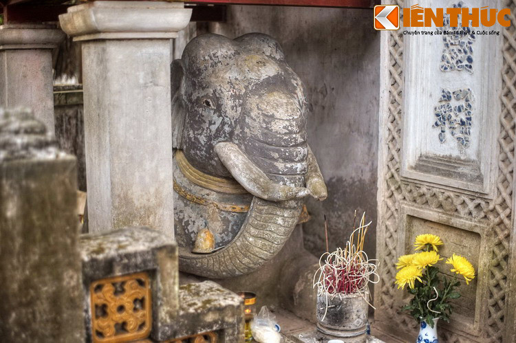 Vì trước cửa đền có đắp tượng hai con voi quỳ gối nên quen từ xưa dân gian đã gọi đền là đền Voi Phục. Và vì đền ở phía Tây kinh thành nên còn được gọi là Tây trấn từ hoặc trấn Đoài (Đoài thuộc hướng Tây trong quan niệm phong thủy).