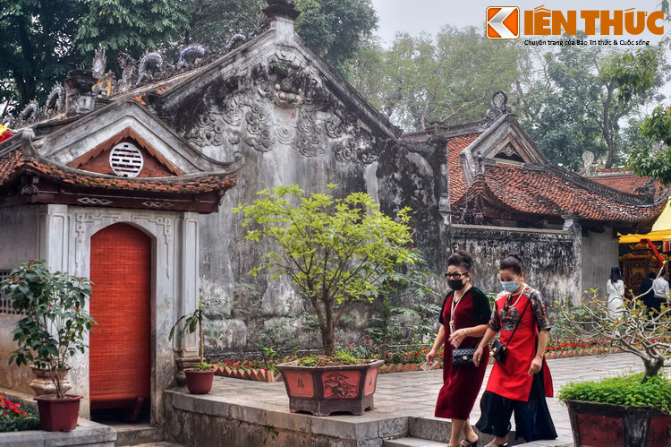 Khu điện thờ của đền Voi Phục có dạng chữ Công, gồm tòa Tiền tế năm gian, kết cấu vì chồng rường, mái lợp ngói mũi hài cổ, tòa Trung đường một gian chạy dọc vào phía trong nối với tòa Hậu cung. Hậu cung cũng 5 gian, là nơi có tượng đức Linh Lang.