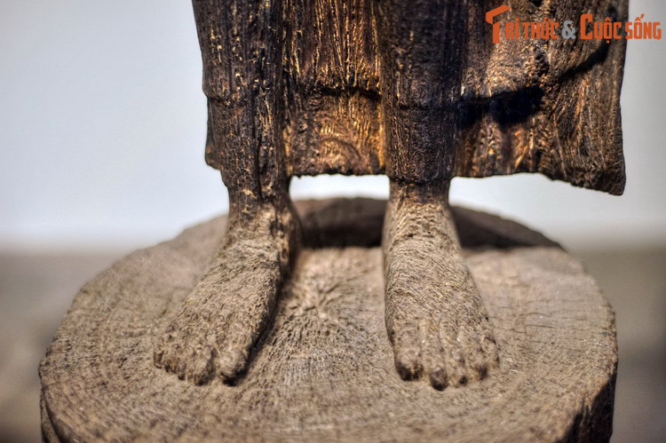 Thân tượng phủ áo choàng hở vai, kéo dài xuống đến cổ chân.