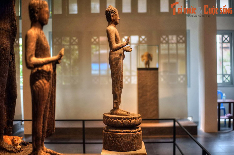 Về tổng thể, tượng được tạc từ một khối gỗ bằng lăng, có chiều cao 34 cm, đường kính bệ 38 cm, trọng lượng 73 kg.