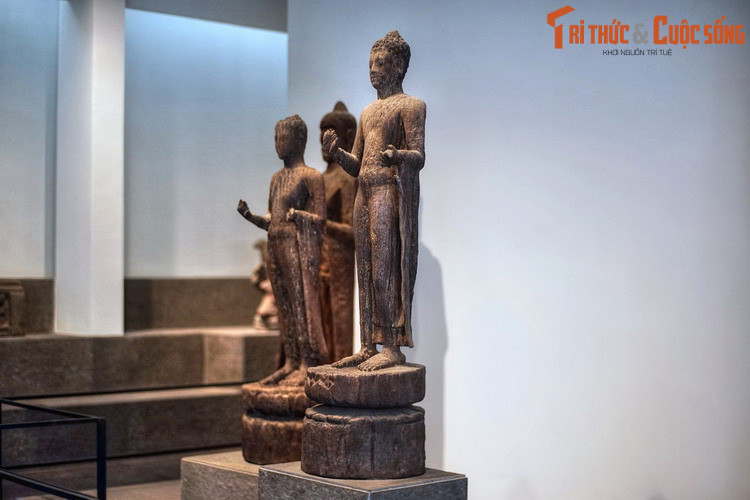 Bức tượng được tìm thấy ở Bình Hòa, Long An, thuộc về nền văn hóa Óc Eo, có niên đại từ thế kỷ 3-4 SCN, cách ngày nay khoảng 1.700 năm.