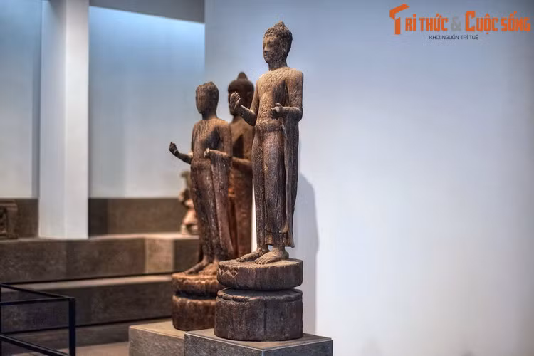 Bức tượng được tìm thấy ở Bình Hòa, Long An, thuộc về nền văn hóa Óc Eo, có niên đại từ thế kỷ 3-4 SCN, cách ngày nay khoảng 1.700 năm.