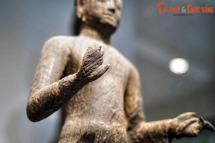 Tay phải trong tư thế ban phúc.