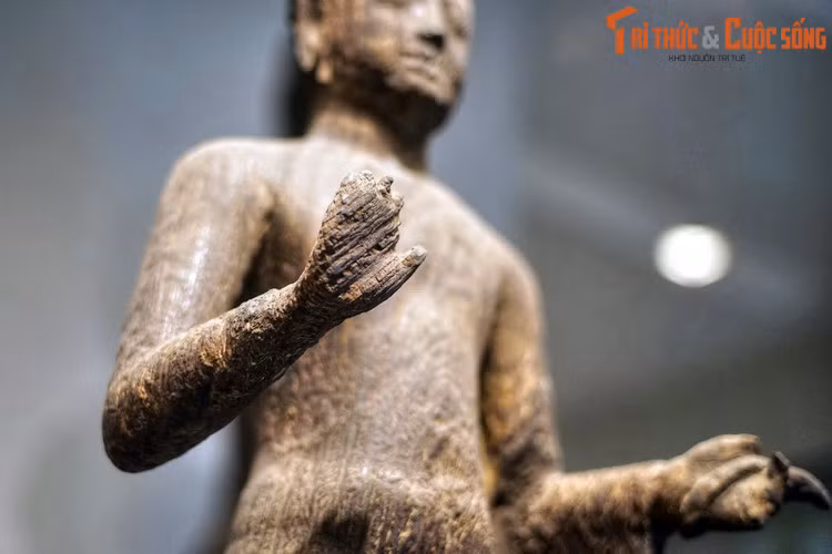 Tay phải trong tư thế ban phúc.