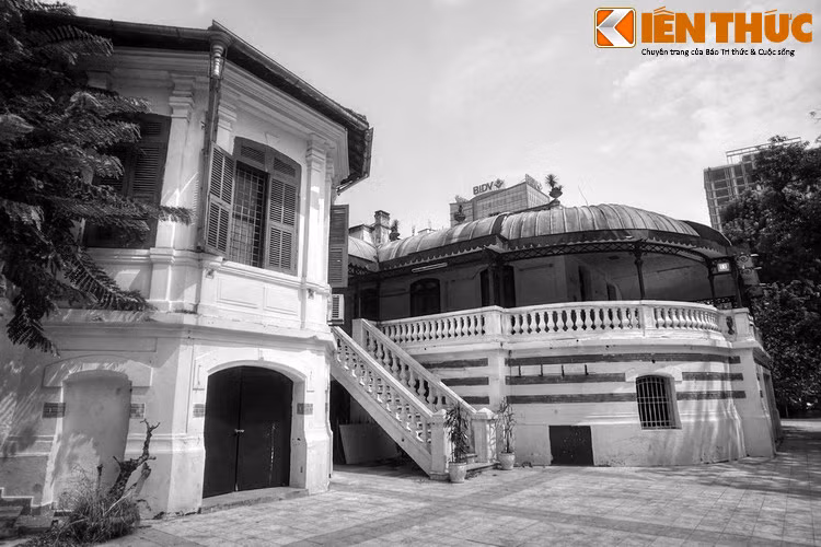 Nằm ở số 36 phố Lý Thái Tổ, Cung Thiếu nhi Hà Nội có tuổi đời trên dưới một thế kỷ, là một công trình có lịch sử khá đặc biệt của Thủ đô Hà Nội. Ngày nay nơi đây còn lưu giữ được một khu nhà kiểu Pháp với những đường nét kiến trúc cổ kính.