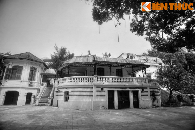 Khu nhà này xưa kia là Ấu trĩ viên, được Toàn quyền Đông Dương cho xây dựng làm nơi vui chơi của con em các gia đình giàu có, quan chức người Pháp trong chính quyền Hà Nội thời thuộc địa.