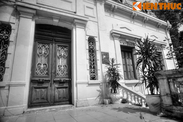 Sau cách mạng tháng 8, nhà Ấu trĩ viên ngừng hoạt động và trở thành tổ ấm của nhiều trẻ em đường phố. Vào ban ngày các em mưu sinh trên các phố phường, tối về được những người trẻ tuổi phụ trách nơi đây dạy học chữ, dạy hát.