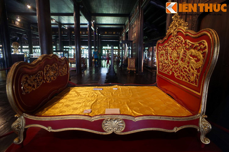 Chiếc long sàng này được làm bằng gỗ quý sơn son thiếp vàng lộng lẫy, mang hơi hướng thiết kế của nội thất châu Âu thế kỷ 19, đầu thế kỷ 20, khác với kiểu giường có lọng che truyền thống của giới quý tộc Việt xưa.