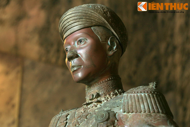 Có thể nói, bức tượng là minh chứng sống động cho gu thời trang đặc biệt, đã làm các sử gia tốn khá nhiều giấy mực của vua Khải Định.