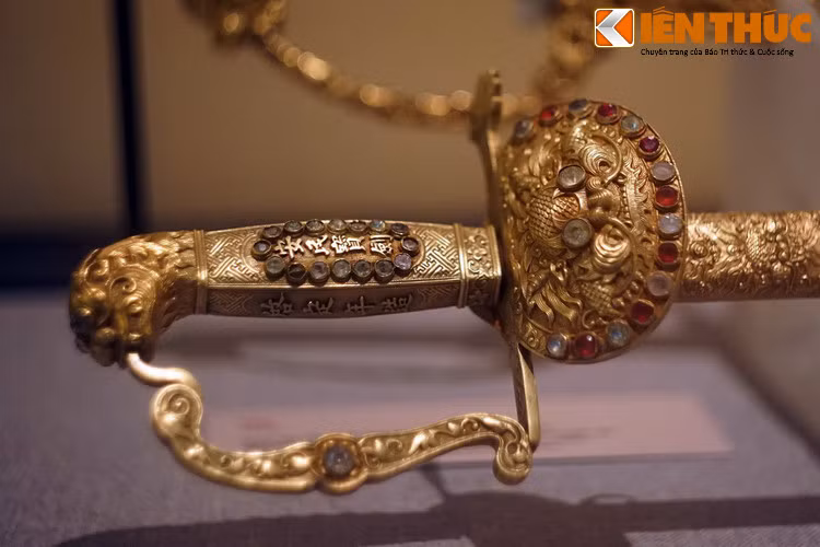 An dân bảo kiếm có chiều dài khoảng 90 cm, trọng lượng 580 gram, được chế tác rất tinh xảo từ các chất liệt sắt, vàng, ngọc, đồi mồi.