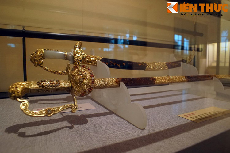 2. Theo quan niệm của các nhà cai trị thời phong kiến, bảo kiếm là biểu trưng của vương quyền, là trọng khí quốc gia. Ngày nay Bảo tàng Lịch sử Quốc gia đang lưu giữ An dân bảo kiếm - thanh bảo kiếm của vua Khải Định (thanh kiếm phía dưới trong bức ảnh).