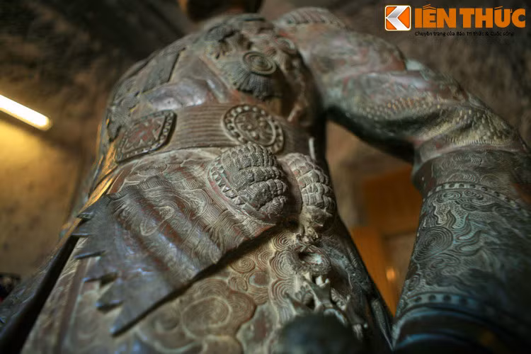 Trang phục của Vua Khải Định được thể hiện qua bức tượng với đầu đội mũ kiểu khăn xếp truyền thống, áo khoác ngoài kiểu Tây nhưng có trang trí họa tiết cung đình. Là một hoàng đế nước Nam, nhưng ông được tạo dáng y như một võ quan châu Âu.