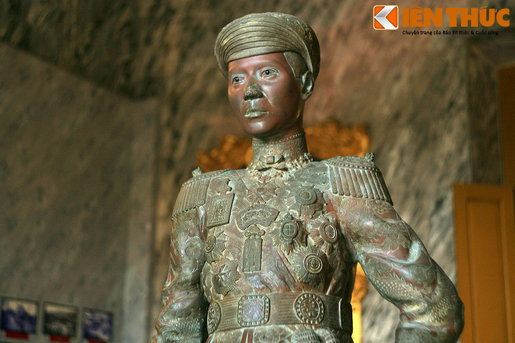 Bức tượng này được các nhà điêu khắc Pháp tạc vào khoảng năm 1918, sau đó được thợ đúc đồng người Việt tổ chức đúc tại Huế. Được tạc theo phong cách tả thực hiện đại, tượng cao 1m60, bằng kích thước người thực.