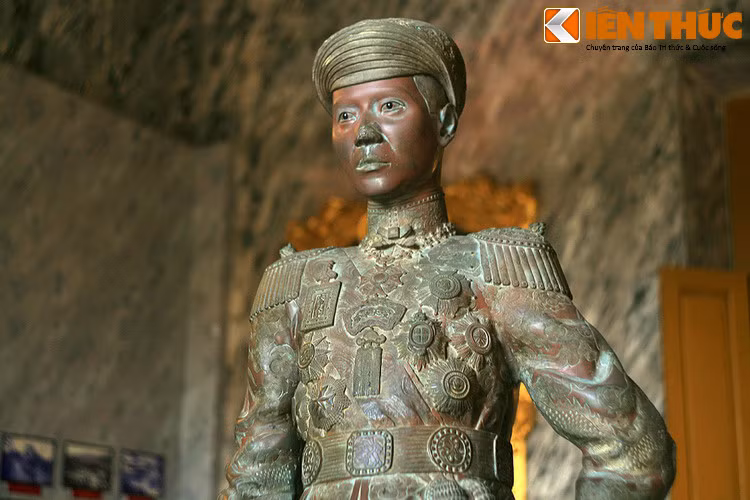 Bức tượng này được các nhà điêu khắc Pháp tạc vào khoảng năm 1918, sau đó được thợ đúc đồng người Việt tổ chức đúc tại Huế. Được tạc theo phong cách tả thực hiện đại, tượng cao 1m60, bằng kích thước người thực.