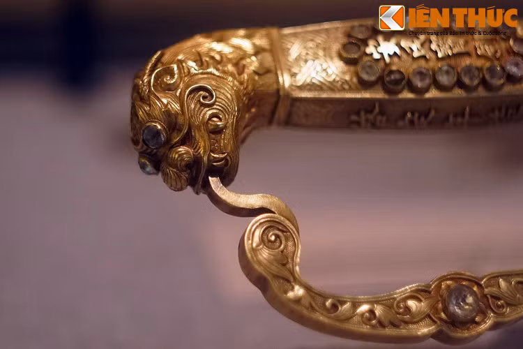 Hình tượng đầu hổ ở chuôi kiếm. Hai mắt hổ là hai viên ngọc. Sau một thế kỷ tồn tại, thanh kiếm này vẫn được bảo tồn trong tình trạng rất tốt.