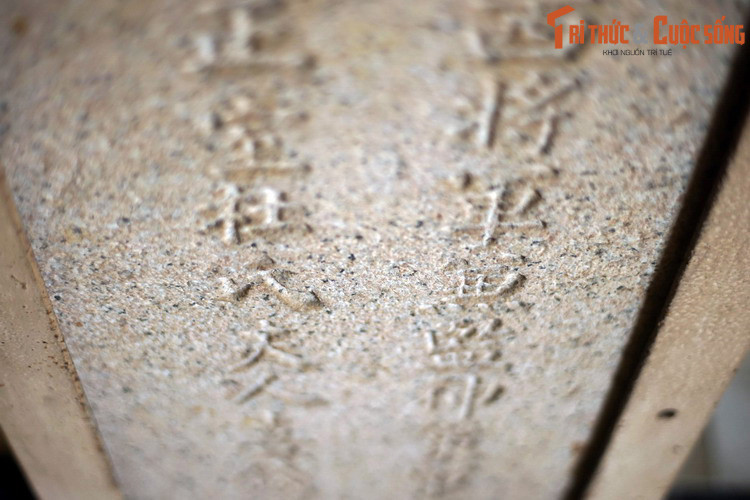 Trước kia tấm bia này được đặt ở Thất Phủ Quan Võ Miếu, ngôi miếu thờ Quan Công được lập năm 1775 ở trung tâm của Chợ Lớn, vị trí hiện tại là đường Triệu Quang Phục ở quận 5.