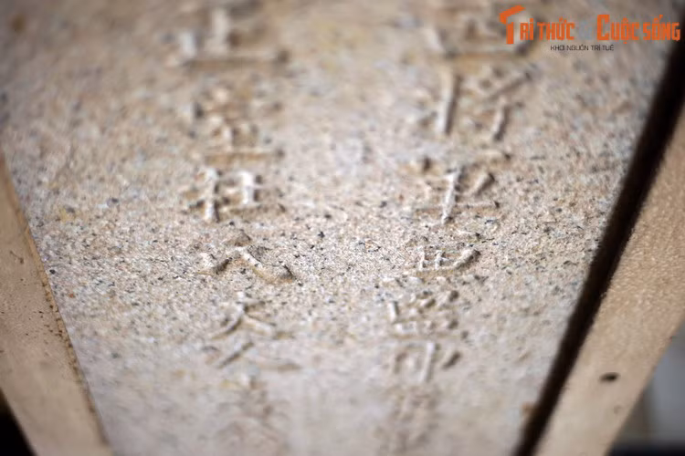 Trước kia tấm bia này được đặt ở Thất Phủ Quan Võ Miếu, ngôi miếu thờ Quan Công được lập năm 1775 ở trung tâm của Chợ Lớn, vị trí hiện tại là đường Triệu Quang Phục ở quận 5.