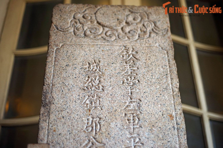 Thân bia khắc các dòng chữ Nho, nội dung phiên âm như sau: “Khâm sai Chưởng tả quân Bình Tây Tướng quân kiêm Giám thần sách quân, lĩnh Gia Định thành Tổng trấn Quận công chính thất Đỗ Thị phu nhân hỉ tiền nhị bách quan”.