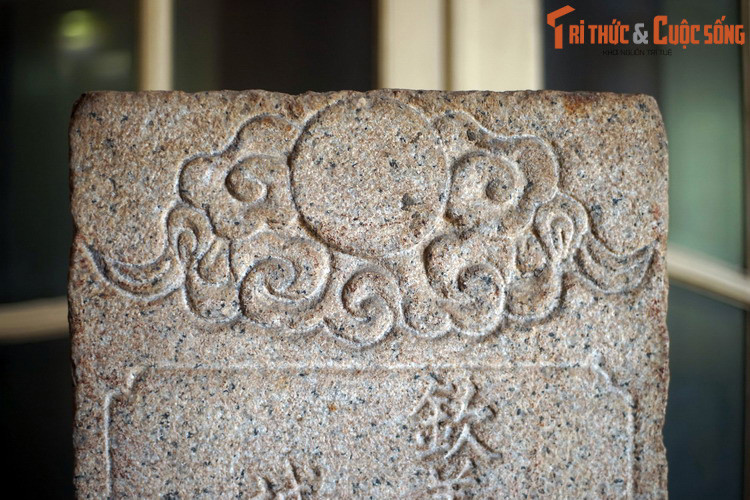 Tấm bia được tạc từ đá nguyên khối, cao hơn 1 mét, trang trí đơn giản với hình tượng mây và mặt trời ở trán bia.